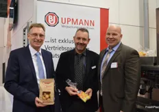 Die Firma Upmann (v.l.n.r.) mit dem Geschäftsführer Johannes Richter, Poul Henningsen, Oliver Werner stellt die neue Maschine zur semi-automatischen Verpackung von Snackmöhren, sowie Mini-Verpackungen für beispielsweise Kartoffeln oder Zwiebeln vor.