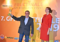Peter-Rene Hecker erhielt die Auszeichnung für engagiertes Großmarktmanagement. Eliane Steinmeyer (Großmarkt Hamburg) überreichte den Preis.