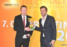 Der Laudotor überreicht Jochen Schloemer (r, Gemüsering Stuttgart) die Auszeichnung für beste Großmarktfirma.