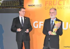 Horst Zedow (r) aus Köln wurde zum besten Wochenmarkthändler ausgezeichnet. Jorn Böttcher (Großmarkt Hannover) überreichte den Preis.