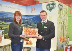 Magdalena Proß und Walter Wilfling (OPST) präsentieren die Bio-Äpfel aus dem österreichischen Anbaugebiet Steiermark. Die Erzeugergenossenschaft befasst sich mittlerweile zu 50 Prozent mit Bio-Kernobst. Nach einigen schwierigen Jahren beläuft der Gesamtertrag sich dieses Jahr – u.a. dank der Investitionen in Frostschutz und Lagertechnik - wieder auf auf ca. 20.000 T Bio-Äpfel, heißt es weiter.