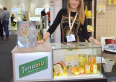 Maria Fernandez am Stand des spanischen Unternehmens Tana Bio.