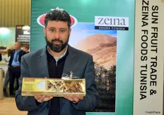 Sofiene Lataiem zeigt die Kleinstverpackungen des tunesischen Dattellieferanten Zeina foods