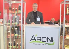 Dejan Pratkovic ist der Ansprechpartner der Firma Aroni mit Sitz in Mazedonien. Das Unternehmen verfügt über eine eigene Produktion für Aronia-Beeren im Westen Mazedoniens und liefert die Beerenfrüchte u.a. nach der Schweiz und Österreich. Weiteres Wachstum sei möglich, so Pratkovic. „Wir arbeiten derzeit gemeinsam mit unseren Abnehmens an weiteren Marketingmaßnahmen, damit der Endverbraucher den Vorteil von Aronia-Beeren für sich erkennen wird. Denn Aronia-Beeren sind der größte Anti-Oxidant unter den Beerenfrüchten“