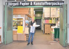 Herr Dërguti ist einer der Verpackungslieferanten am Großmarktgelände. Aktuell ist er dabei sein Sortiment sukzessive auf nachhaltige Lösungen umzustellen.
