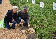 Martina und Konrad Dobler aus Hatzenbühl sind selbst Kartoffelerzeuger und sind seit einigen Jahren immer wieder auf dem Frühkartoffeltag. Sie freuen sich über die vielen Informationen, auch zu neuen Sorten.