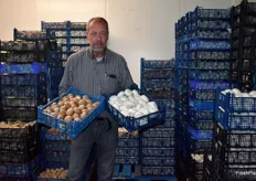 Peter Wien am Stand der Mett Wien Frischehandel GmbH mit braunen und weißen Champignons. Pilze laufen derzeit weniger gut, erzählt der Händler. Mit dem Ende der Spargelsaison sei jedoch ein Aufschwung in Sicht.