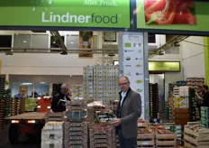 Wolfgang Lindner von Lindner GmbH Fruchtimport und Handelsgesellschaft am Lindnerfood Stand am Großmarkt.