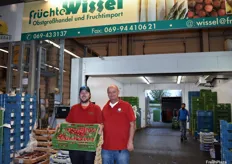 Christoph Niedzwetzki und Oskar Wissel am Stand von Früchte Wissel.