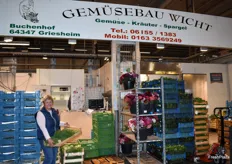 Erika Wicht mit frischen Kräutern am Stand von Gemüsebau Wicht.