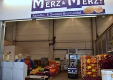 Irene Merz und Cafer Yildirim beim Merz & Merz Kartoffel- und Zwiebelgroßhandel.