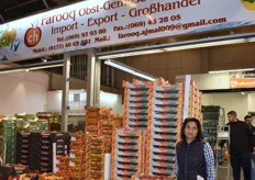 Zaida Farooq an ihrem Stand. Im Moment laufen besonders spanische Kirschen und deutsche Erdbeeren gut, erzählt die Händlerin.