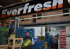 Nebi Türk, der Geschäftsführer von Everfresh mit einer marokkanischen Wassermelone. Wenn keine marokkanische Ware verfügbar ist, bezieht er sie aus Italien, Spanien oder Griechenland - derzeit seien die marokkanischen Melonen allerdings am leckersten, da sie den richtigen Reifezeitpunkt bereits erreicht haben.