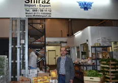 Bahman Jaafarpour bietet seinen Kunden persische und exotische Früchte und Lebensmittel. Neben den pakistanischen Mangos im Bild, vertreibt er in Frankfurt beispielsweise auch Nüsse aus dem Iran.
