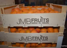 Aprikosen der französischen Marke JMB Fruits werden exklusiv am Stand der Früchte Kick GmbH gehandelt. 