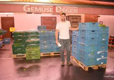 Christoph Degen ist ein junges Gesicht auf dem Großmarkt und hat den elterlichen Gemüsegroßhandel April 2018 übernommen. Die dritte Generation hatte schon seit seiner Jugend eine Leidenschaft für den Gemüsehandel und beliefert nun vorrangig Gastrolieferanten, Hofläden und Wochenmarkthändler mit regionalen Gemüsekulturen.