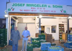 Vater Josef und Sohn Guido am bunten Verkaufstand der Firma Josef Mirgeler u. Sohn. „3.000 Menschen werden arbeitslos wenn das Aus des Großmarktes zur Tatsache wird. Das darf nicht passieren!, so der engagierte Senior-Chef.