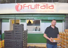 Akif Ulas der Firma Fruitalia bietet seinen Kunden eine reichliche Auswahl an Exoten aus aller Welt. Auf dem Bild präsentiert er spanische Kumquats, die Mini-Zitrusfrüchte haben sich in den letzten Jahren allmählich im deutschen Fachhandel etabliert.