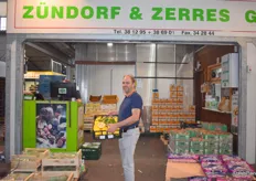 Am Stand der Zündorf & Zerres GmbH. Die Firma setzt vorwiegend auf Fruchtexoten, Import-Gemüse und Zitrus aus Spanien, Italien und Portugal. Die Firma existiert seit 1962 und wird mittlerweile in der 3. Generation geführt, erzählt uns Abdessalam Najar, der das Unternehmen als Verkaufsleiter vertritt.