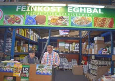 Kundengespräch am Stand des Feinkosthandels Eghbal. Der Spezialitätengroßhandel vertreibt u.a. Trockenfrüchte und Nüsse aus aller Welt. 