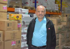 Turgay Ilhan ist der Geschäftsführer der Firma Asya Feinkost GmbH. Er betreibt einen Gastrogroßhandel mit Schwerpunkt Trockenware. In Sachen Obst und Gemüse bietet er u.a. Datteln, Trockenfrüchte und Gemüsekonserven. „Zum Ramadan haben wir jede Menge Datteln verkaufen können. Momentan hält der Absatz sich wieder im üblichen Rahmen“, heißt es.