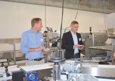 Andre Rinnen (Boss Vakuum) und Jörg Lübbehüsen (Blaubeergarten GmbH) schauen sich den Maschinenvorgang an.
