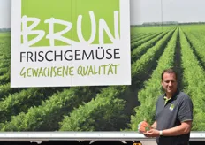 Tobias Brun präsentiert mit Stolz das fertige Produkt für den LEH. Die Snackkarotten werden vorrangig in 200g-Beuteln angeboten. 