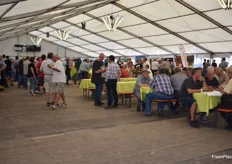 Aussteller und Fachbesucher aus vielen Bereichen treffen sich im zentralen Zelt auf dem Weuthen Kartoffeltag.