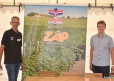 Das Team von Royal ZAP stellt insbesondere die Primavera vor. Mit dieser neuen Pommes-Sorte versucht das Unternehmen speziell in den süddeutschen frühen Anbaugebieten mit Sandböden Fuß zu fassen. Auf dem Bild: Dirk van Dijken & Martin de Vries.