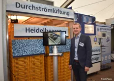Thomas Frisch des Unternehmens Mefus & Frisch präsentiert mit Stolt das neue Lufttrocknungsverfahren für Beerenobst. Das neuartige Verfahren wird bereits bei einigen Erzeugerbetrieben erfolgreich eingesetzt.