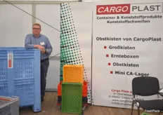 Andreas Goslar vertritt das süddeutsche Unternehmen Cargoplast und ist als Ansprechpartner für Norddeutschland bei der Firma tätig. Cargoplast hat sich auf die Entwicklung und Vermarktung von Transportbehältern für Obst und Gemüse spezialisiert. Links auf dem Bild eine Kartoffelkiste mit einer Tonne Nutzlast.