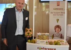 Jo Lambrecht von BelOrta zeigt die Conference-Birnen in neuer Sleave-Verpackung. "Wegen der gravierenden Ernteeinbußen in Italien rechnen wir mit guten Abverkäufen für die restliche Saison", erläutert Lambrecht. 