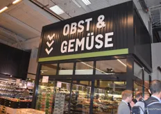 Das O&G-Sortiment der Düsseldorfer Metro-Filiale umfasst die ganze Bandbreite an Erzeugnissen, von Ananas bis Zwiebeln. Die Produkte werden innerhalb der heimischen Saison von umliegenden Erzeugerbetrieben bezogen. 
