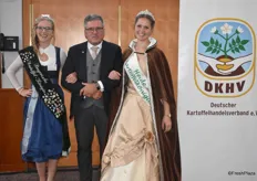 Dr. Thomas Herkenrath - Präsident des DKHV - in Gesellschaft der beiden Kartoffelköniginnen von Bayern und Lüneburger Heide.