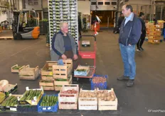Marktaufsicht Markus Günsch (rechts) im Gespräch mit Herrn Schumacher, dem ältesten Direktvermarkter am Bremer Frischezentrum.