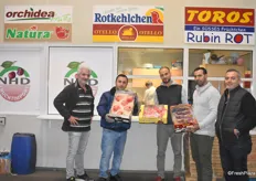 Die Standbetreiber der NHD Fruchtimport GmbH: Hüseyin Demirel (äußerst rechts) ist der Geschäftsführer des Unternehmens. 