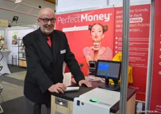 Horst Twelkemeier von Perfect Money - einem Bezahlsystem bei denen die Verkäufer das Geld nicht mehr selbst in die Hand nehmen müssen. So können Hygienevorschriften effizient eingehalten werden und es gibt weniger Abweichungen.