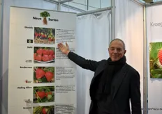 Stefan Kraege zeigt mit stolz seine neue Erdbeersorte