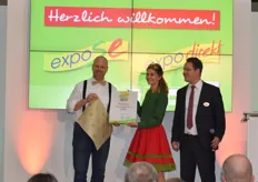 Herr Birkhöfer von TÜTLE Apomore GmbH erhält den Innovation Award für sein Einschlagpapier aus Bienenwachs und Graspapier. "Der CO2-Anteil unserer Lösung ist ein Drittel niedriger im Vergleich zu herkömmlichen Verpackungen", betont er.