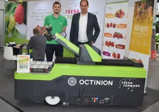 Bart Reinders und Thomas Horterickx von Octinion Agriculture präsentierten ihren neuen Erdbeerpflückroboter.