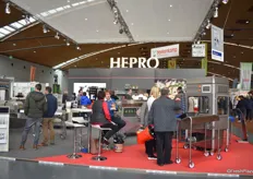 Die Hepro GmbH war anlässlich ihres 25-jährigen Bestehens mit einem auffälligen Stand vertreten. Der Maschinenlieferant nutzte die Gelegenheit eine breite Auswahl an Spargelschälanlagen zu demonstrieren sowie das neueste Steckenpferdchen des Unternehmens, die Ananasschälmaschine pina-to-go.
