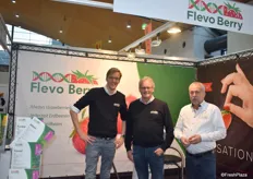 Steven Oosterloo und Jan Robben (Flevoberry) im Gespräch mit Harrie van den Heuvel (Van den Elzen).