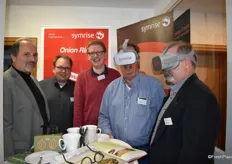 Die Firma Symrise brachte VR-Brillen mit und begeisterte damit die Besucher: Mathias vom Weg, Erik-Christof Wenzlaff und Niklas Püttcher von Symrise mit Dr. Peter Grauert und Bernd Haas.