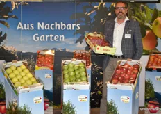 Gerhard Eberhöfer am Stand von Bio Vinschgau - VI.P Gen. landw. Gesellschaft. Das Südtiroler Unternehmen hatte eine große Auswahl ihrer besonderen Apfelsorten dabei.