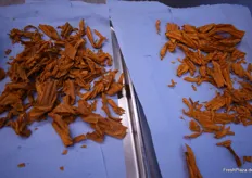Mehrere Süßkartoffelsorten wurden vor Ort zu knusprigen Chips verarbeitet. 