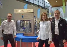 Alex Fröse (links), Lisa S. und Christoph Protte an der Spargelschälmaschine Hepro 1800 aus dem Hause Hepro.