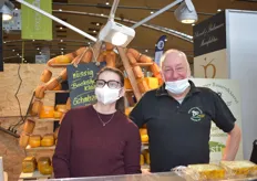 Bernd Hielscher und eine Kollegin kredenzten verschiedene Käsesorten vom Hielscher Hof bzw. der Witzheldener Käserei. 