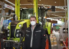 Andreas Lübkemann von Agravis Technik. Lübkemann ist hier vor dem Traktor Claas Arion 440 von der Firma Claas zu sehen. 