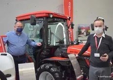 Harry Wäterling, Geschäftsführer von Agromehanika mit einem Kollegen vor dem Traktor AGT 1060. 