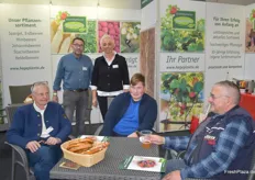 Hegeplanta ist ein Unternehmen für den Erwerbsanbau von verschiedenen Beerensorten. Geschäftsinhaber Dieter Hege (links, sitzend) unterhält sich hier mit Gästen. Hinten: Michael Weidenauer und Frau Buchholz.
